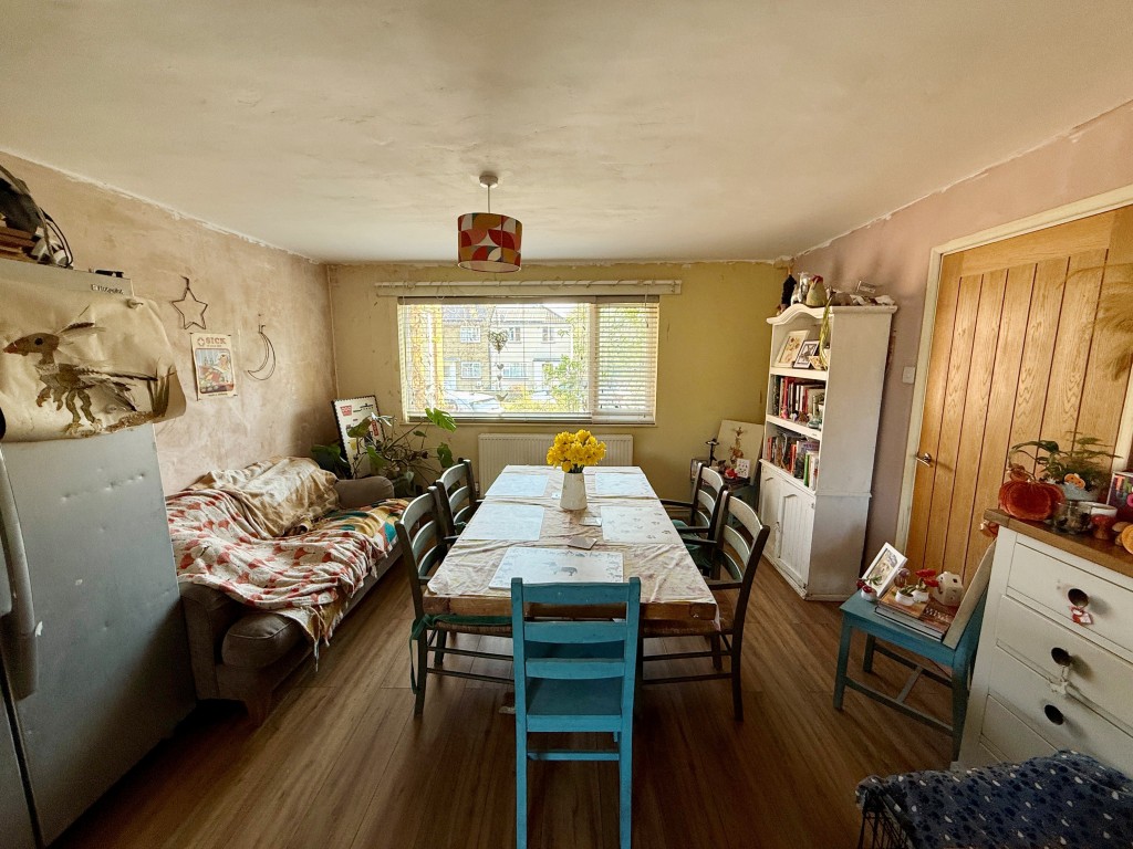 Lot: 23 - FIVE-BEDROOM HOUSE FOR IMPROVEMENT - Dining room